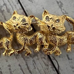 Vintage Three Cats CASUAL CORNER Gold Tone Pin Brooch Cat Jewelry