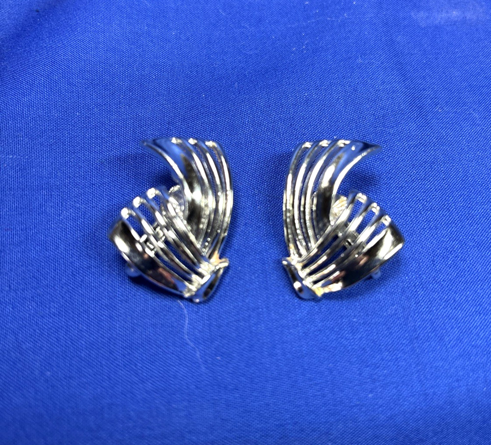 Signed Coro Vintage Silver Tone Climber Clip On Earrings Modernist E25
