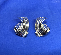 Signed Coro Vintage Silver Tone Climber Clip On Earrings Modernist E25