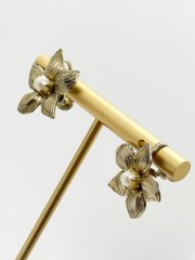 Vintage Flower Earrings Gold Tone Faux Pearl Screwback Mid Century
