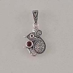 9923232-D Garnet Markasite Pendant Mouse 1.4X2.5Cm 925 Silver