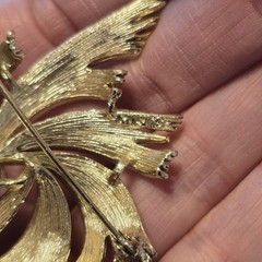 Vintage Lisner Gold Tone Swirling Design Brooch 2.5 Inches Signed