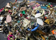 15.8 Pounds Pierced Vintage To Fashion Mixed Metals Earrings Jewelry Lot #69