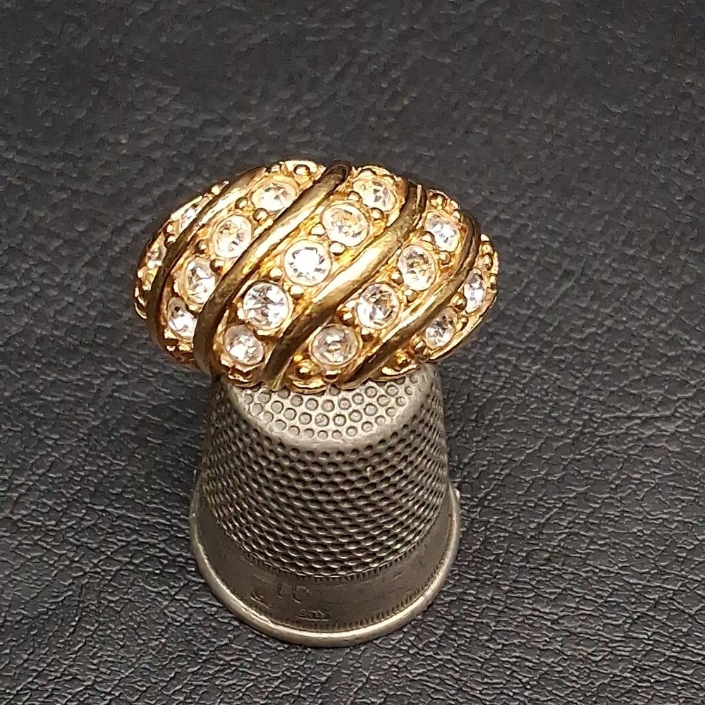 Vintage Jewelry AVON Clear Rhinestone Ring Gold Tone. 17.566