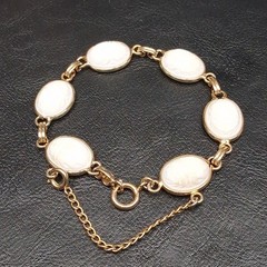 Vintage Egyptian Revival Carved Milkglass Scarab Link Bracelet Gold Tone. 18.334