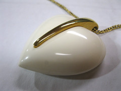Vintage 70s Crown Trifari Cream / Off White Lucite Heart Gold Tone Necklace