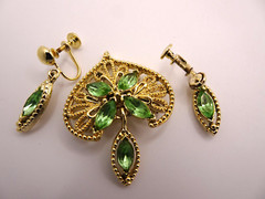 Vintage Peridot Green Rhinestone Gold Tone Brooch Pin Screw Dangle Earrings Set