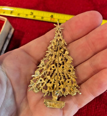 UNIQUE HOLIDAY SIGNED ART CHRISTMAS TREE ESTATE RHINESTONE FIGURAL BROOCH PIN NR