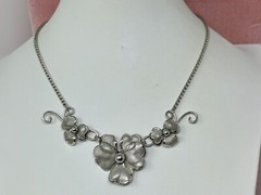Vintage Silvertone 3D Metal Flower 15.5″ Necklace