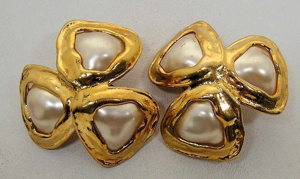 Rare Chanel 29 Made in Paris Freeform Baroque 3 Stone Gripoix Pearl Earrings