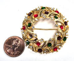 Vintage Gold Tone Rhinestone & Enamel Christmas Wreath Pin / Brooch