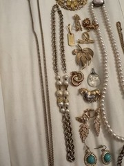 lot of costume jewelry 17 Pieces Gold Tones.
