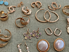 LOT OF 100+ VINTAGE GOLD TONE EARRING PAIRS FOR PIERCED EARS N189