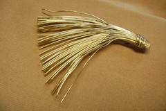 VINTAGE WISK /BRUSH/BROOM WIRED 2.5″ LENTH GOLD TONE BROOCH