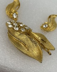 Vintage Unsigned Demi Parure Brushed Gold-Tone Leaves Rhinestone Brooch Clip Ear