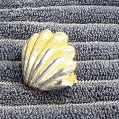 VTG 1970s SCALLOPED SEASHELL GOLD TONE HINGED W/ SAFETY CATCH DRESS/SCARF CLIP