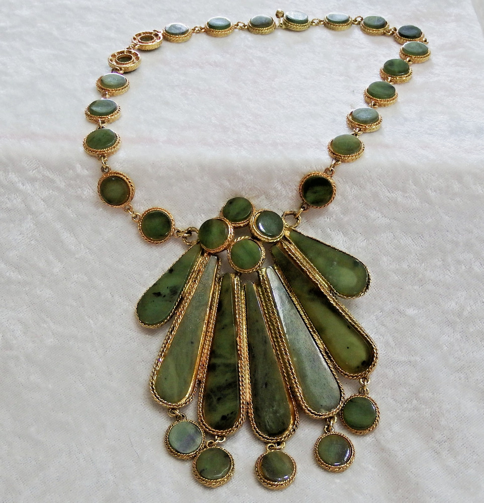 VINTAGE STUNNING SWOBODA JADE GREEN COLOR FAN DANGLE NECKLACE
