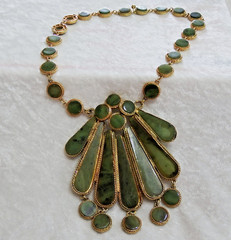 VINTAGE STUNNING SWOBODA JADE GREEN COLOR FAN DANGLE NECKLACE