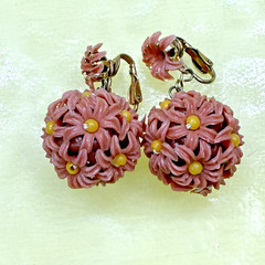 1960’s Mod Soft Plastic White Daisy Ball Drop Dangle Clip Earrings Hong Kong