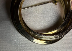 Vintage Interlocking Double Circle Brooch Gold Tone Textured Geometric Pin 4.5cm