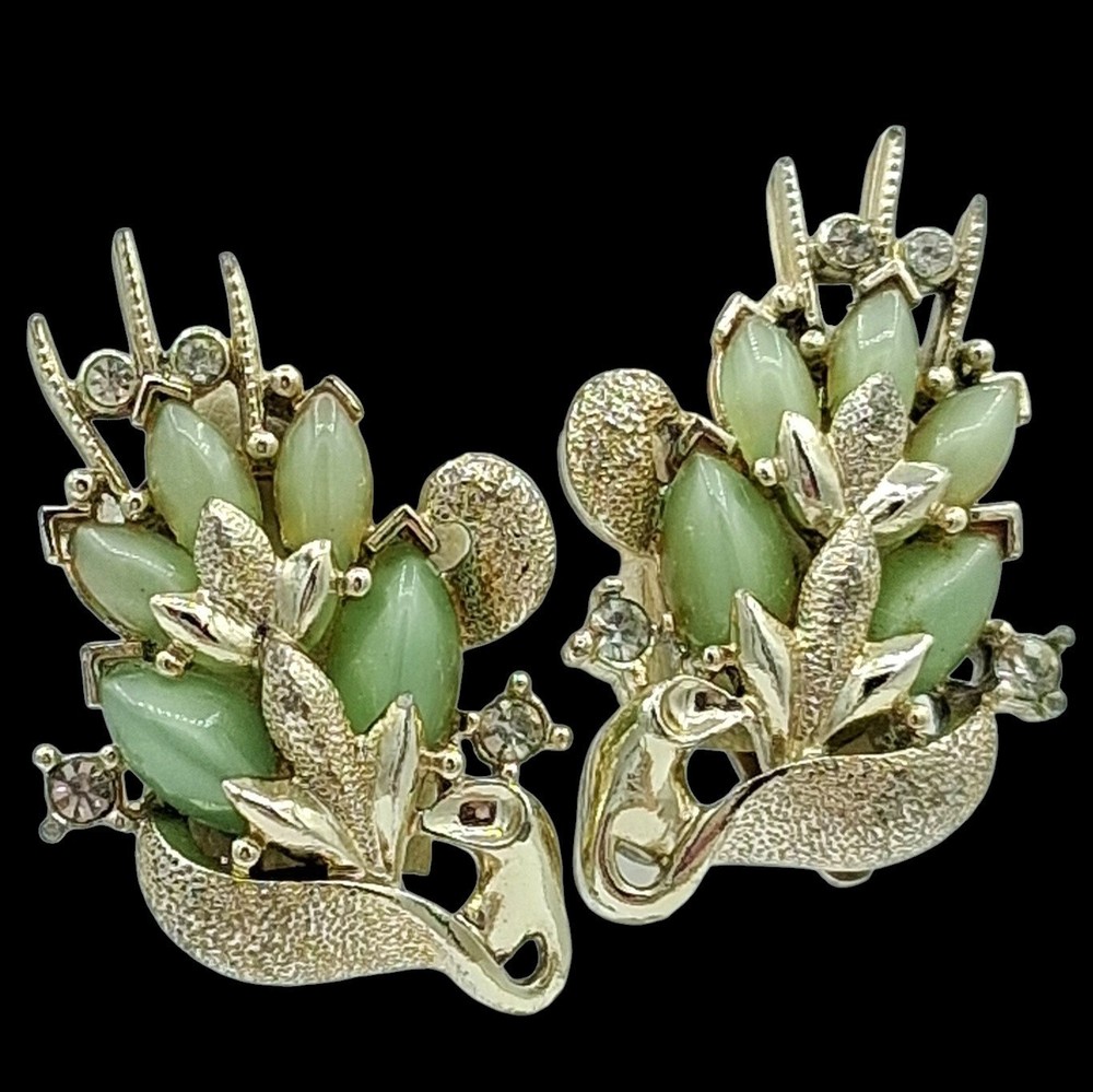 Vtg Gold Tone Green Cabochon Leaf Climber Earrings Clip Back 1.25″ VGC