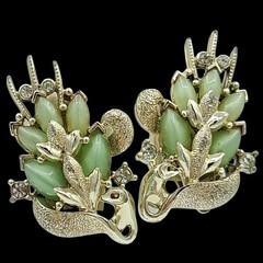 Vtg Gold Tone Green Cabochon Leaf Climber Earrings Clip Back 1.25″ VGC
