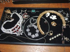 160 + ASSORTED COSTUME JEWELRY 98% VG RINGS, BRACELETS, NECKLACES, PINS & EARRIN