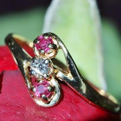 14k yellow gold 3-stone sz 6.25 ring 0.15ct natural diamond, treated ruby 1.3g