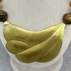 Vintage Necklace Marbled Acrylic Beads Gold Tone Metal Leaf Pendant 17 Inches