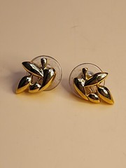 44 Yr Old Designer MONET Signed Leaf Earrings Gold Tone Classy Vtg FREE $HIPPING