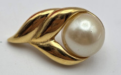 Richelieu Gold Tone White Faux Pearl Leaf Clip On Earrings 1 In Vintage