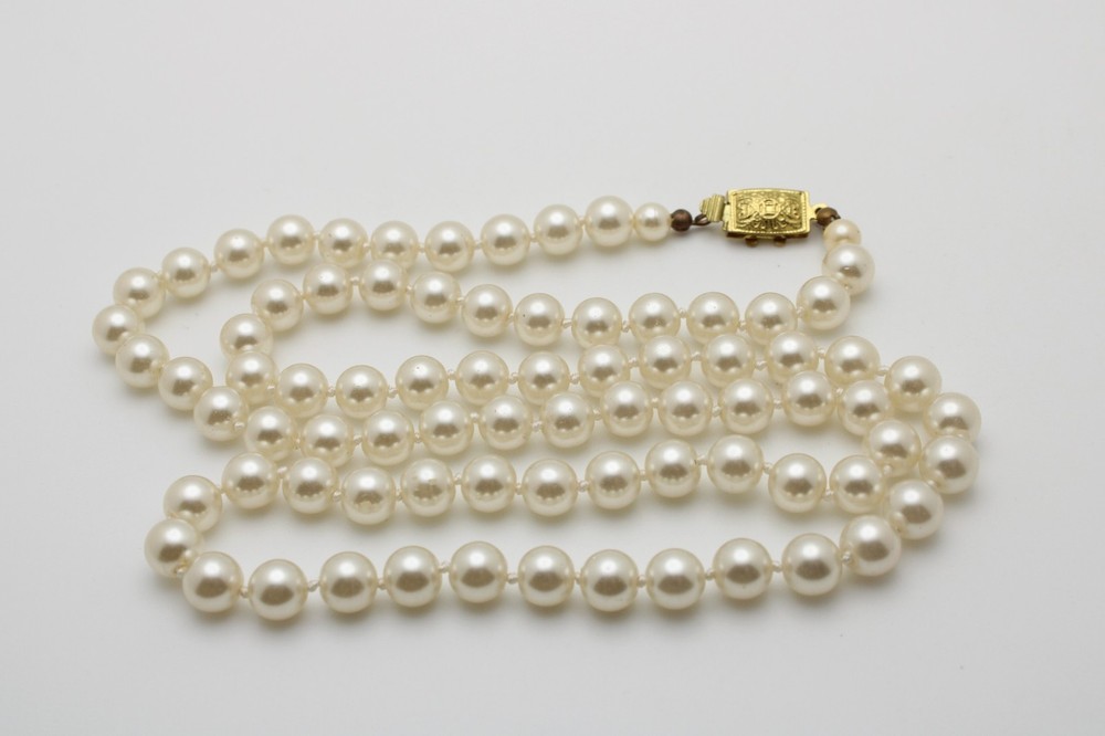 Vintage Iridescent White 8.25mm Knotted Glass Faux Pearl Necklace 29 In