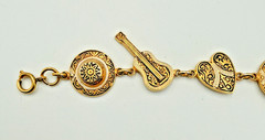 Vtg 1960s Mexican Mariachi Charm Bracelet – Faux Damascene Guitar Sombrero