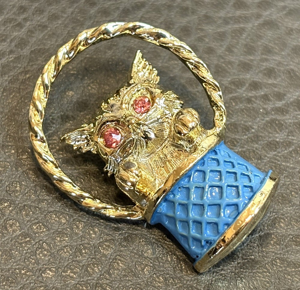Gerry’s Vintage Kitten Cat Blue Enamel Basket Pin Pink Rhinestone Eyes Gold Tone
