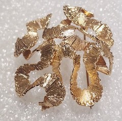 Henkel Grosse Germany 1968 Signed Textured Abstract Gold Tone Brooch Pin C647