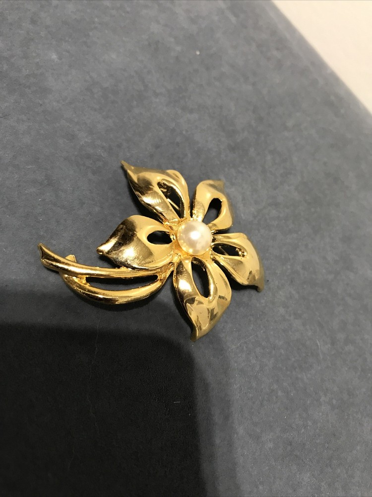 AAI Vintage Flower Pin Brooch White Faux Pearl Gold Tone Signed 1990s