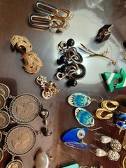 Fabulous vintage earrings 1960’s Lot. ( 108 Pcs )