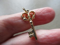 VINTAGE RETRO GOLD TONE FANCY ANTIQUE KEY FOB CHARM PENDANT NECKLACE BRACELET UK