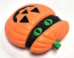 Vintage 1987 AVON Halloween Black Cat Peek-a-Boo Jack O Lantern Pin / Brooch