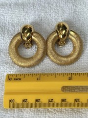 Vtg Les Bernard Vc Large Brushed Gold Tone, Door Knocker RUNWAY Clip Earrings