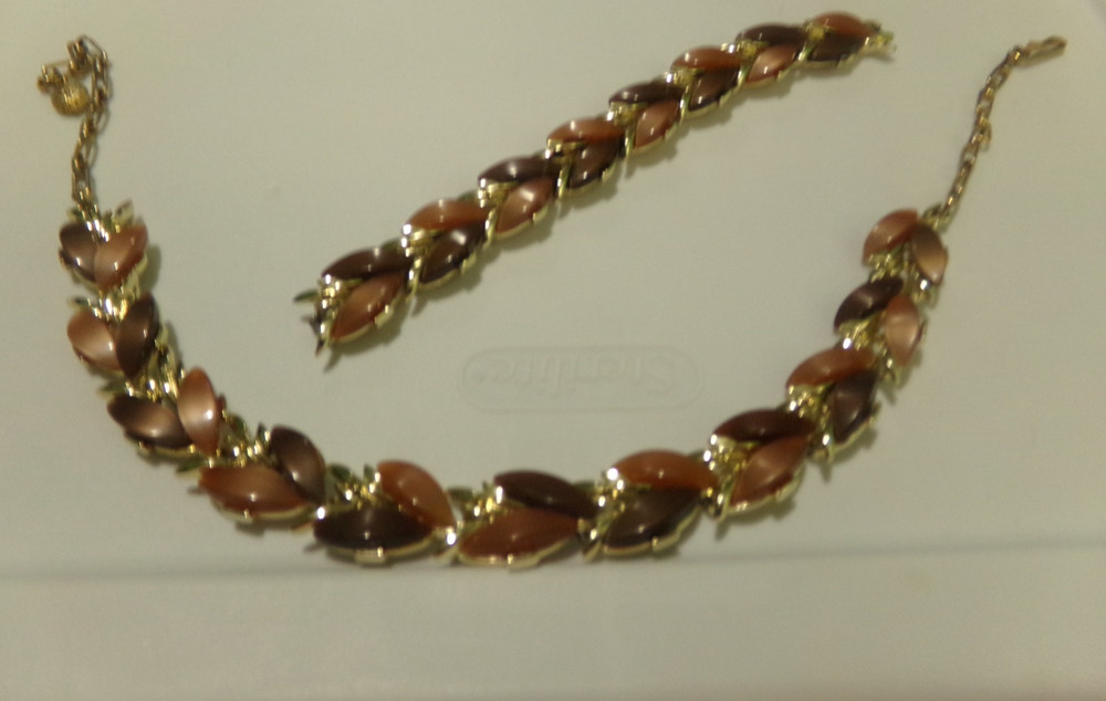 VINTAGE THERMOSET LUCITE LEAF NECKLACE & BRACELET (NEEDS CLASP)