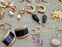 LOT OF 100+ VINTAGE GOLD TONE EARRING PAIRS FOR PIERCED EARS N189