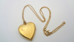 Beautiful Vintage Gold-Filled Etched Heart Photo Locket & Chain Necklace