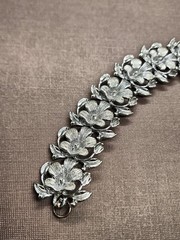 Vintage 1950’s-1960’s? Rhodium Plated Flower Plaque Link 7″ Costume Bracelet