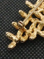Unique goldtone lattice metal work brutalist faux pearls & rubies brooch
