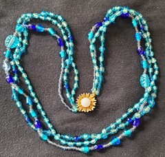 VINTAGE STUNNING GOLD TONE 3 STRAND AQUA BLUE GLASS NECKLACE