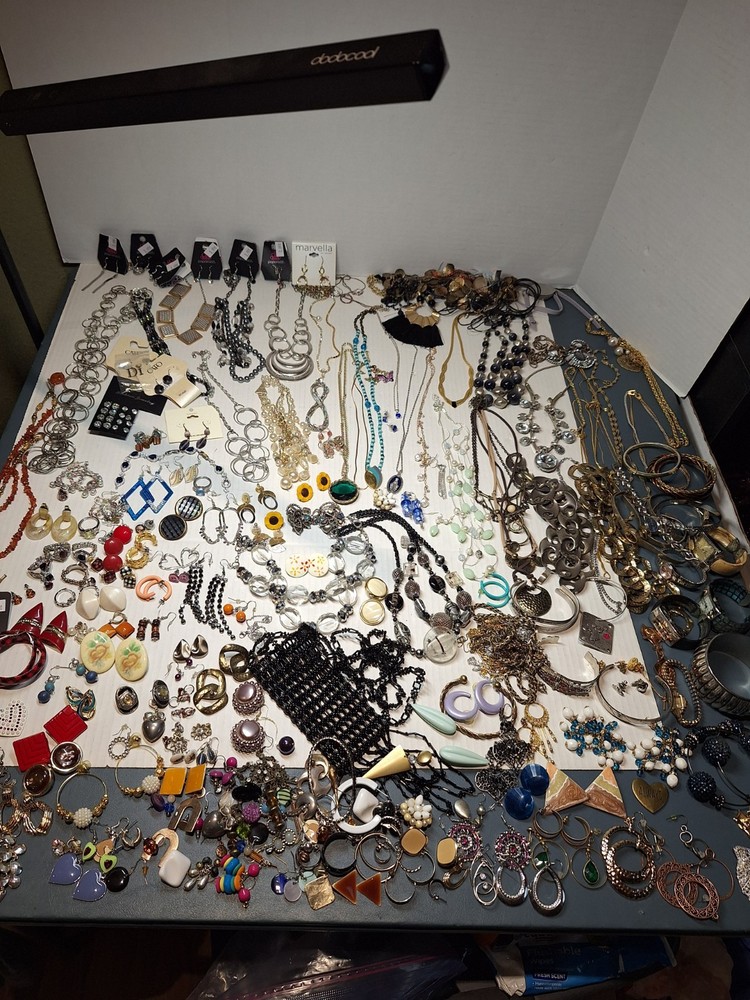 Wearable Costume Jewelry Lot, Over 200 Pieces! Large Lot! Vintage And Modern