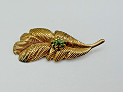 VINTAGE GOLD TONE LEAF BROOCH PIN GREEN STONE 2.5 IN COSTUME JEWELRY