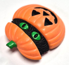 Vintage 1987 AVON Halloween Black Cat Peek-a-Boo Jack O Lantern Pin / Brooch