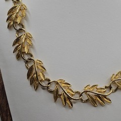 Vintage Gold Tone Laurel Leaf Link Collar Necklace Textured Botanical 15.5 In
